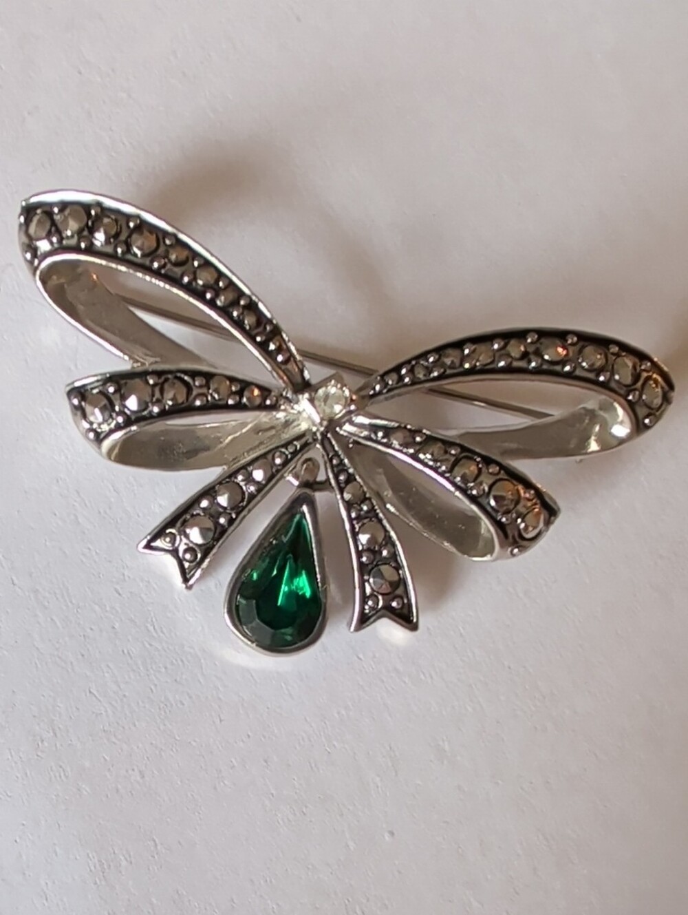 Avon Silver Bow Brooch with Green Teardrop Crystal